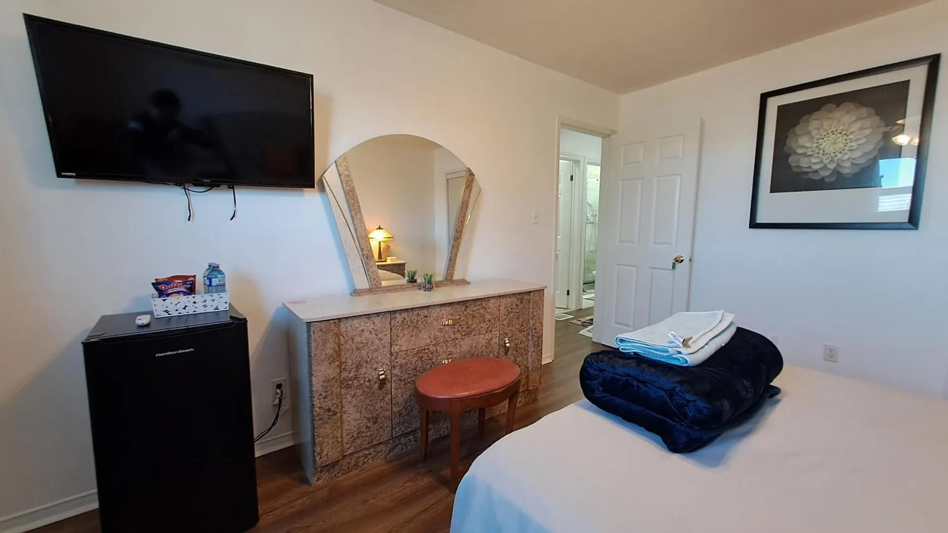 Lala-Near Pearson Airport-Mall-Free Parking Mississauga