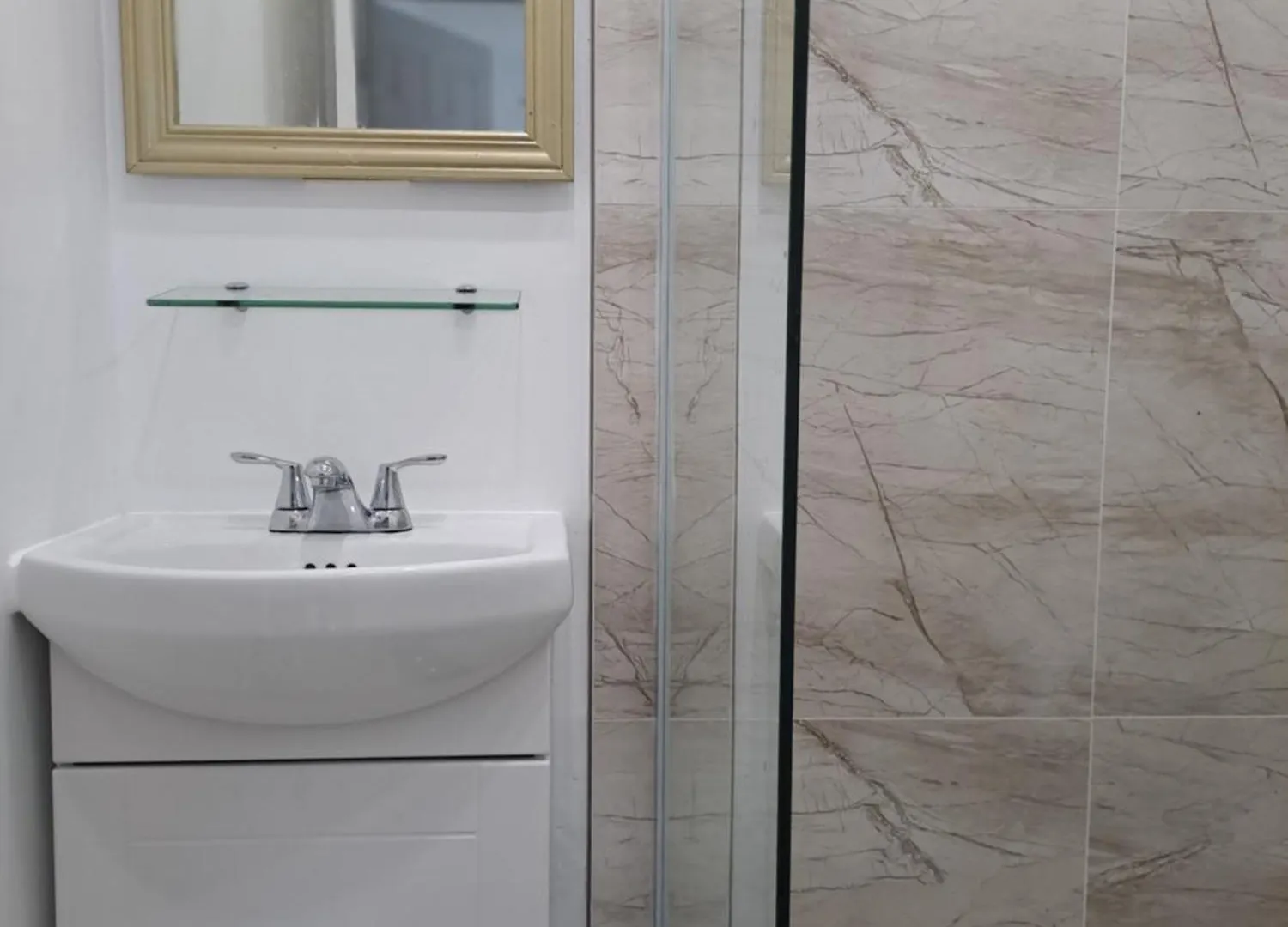 Lala-Near Pearson Airport-Mall-Free Parking Mississauga Homestay