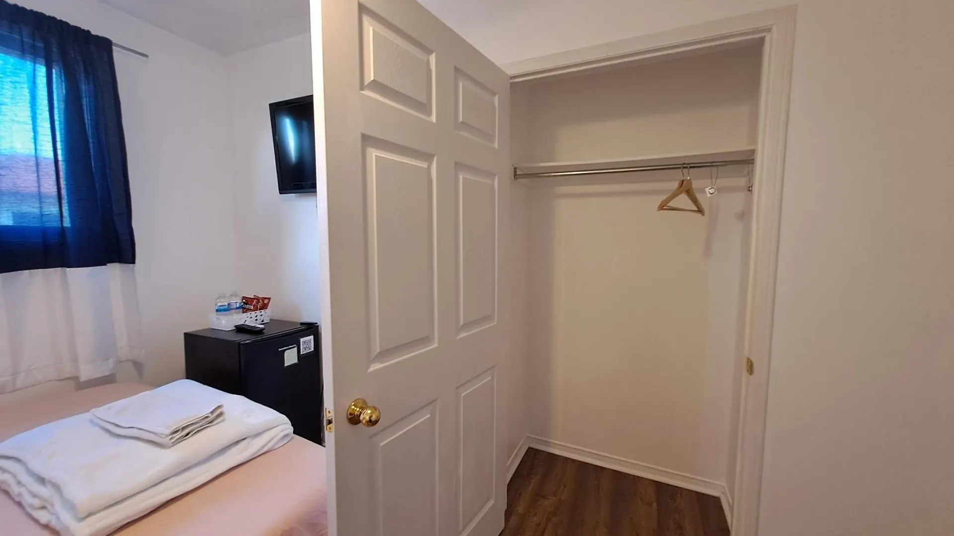 Homestay Lala-Near Pearson Airport-Mall-Free Parking Mississauga