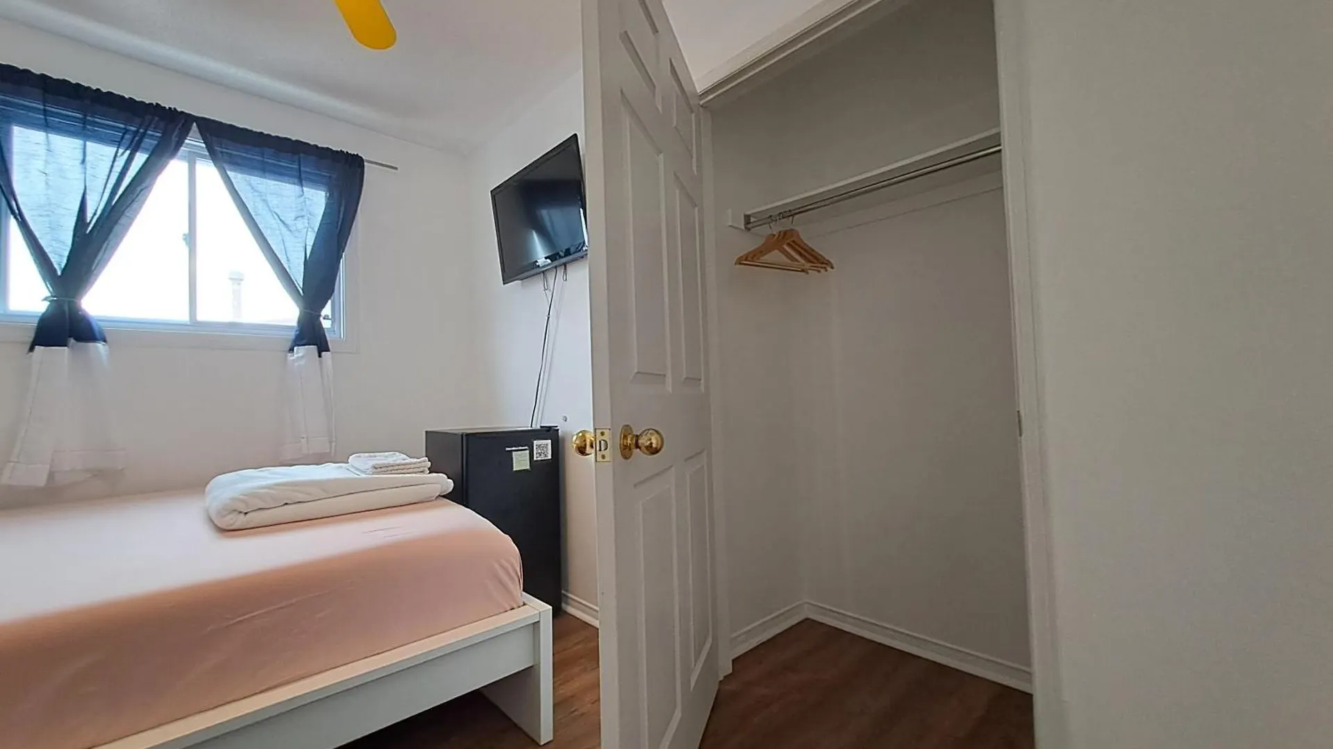 Homestay Lala-Near Pearson Airport-Mall-Free Parking Mississauga