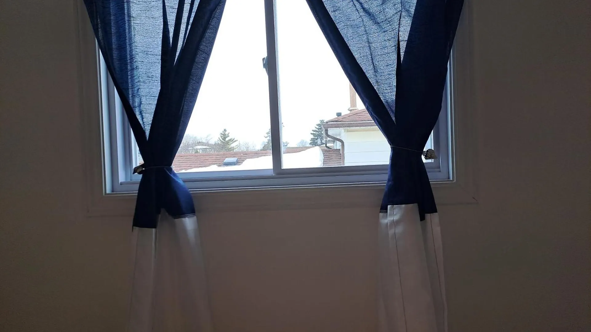 Lala-Near Pearson Airport-Mall-Free Parking Mississauga 0*,  Canada