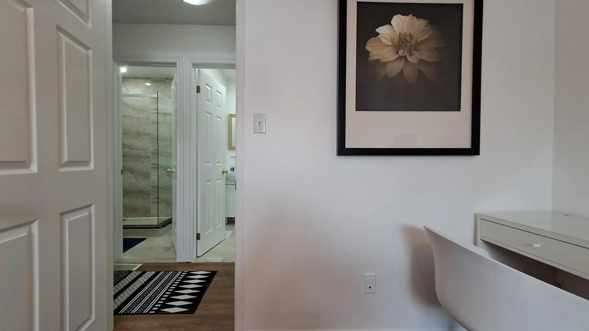 Lala-Near Pearson Airport-Mall-Free Parking Mississauga Canada