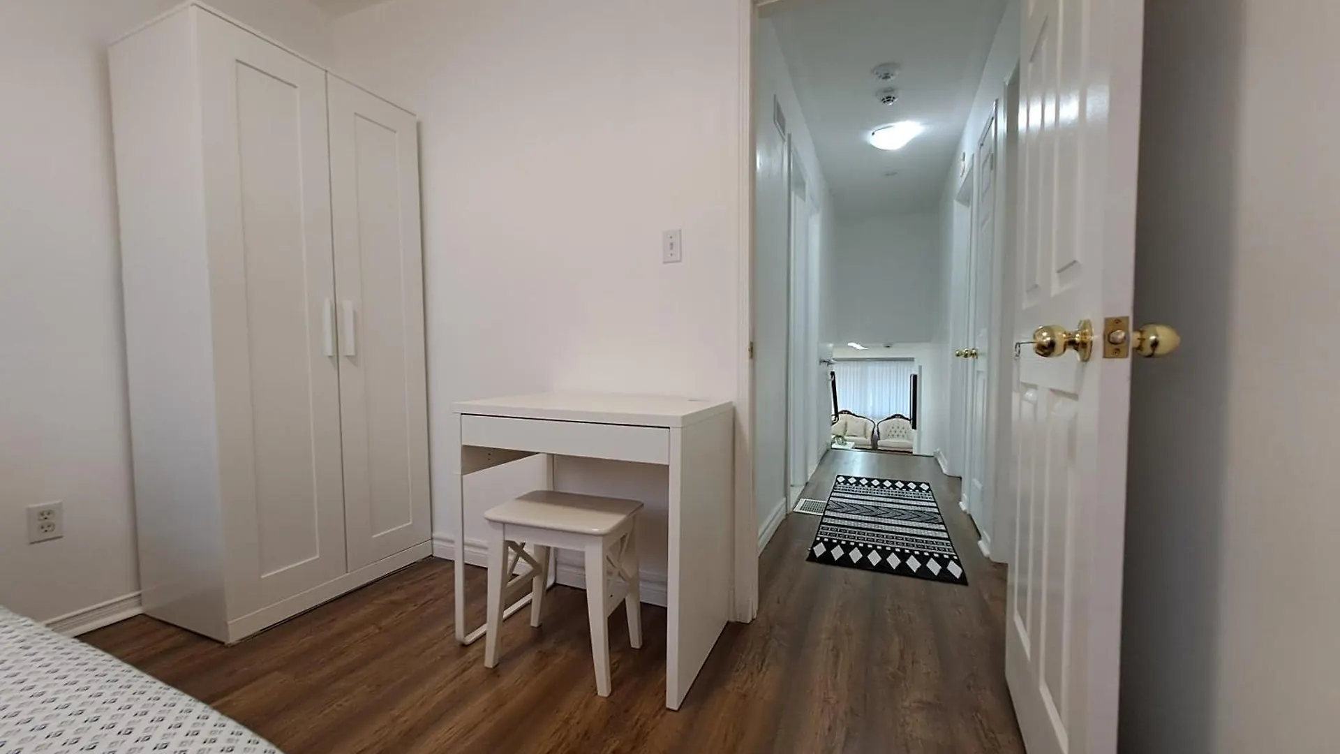 Lala-Near Pearson Airport-Mall-Free Parking Mississauga