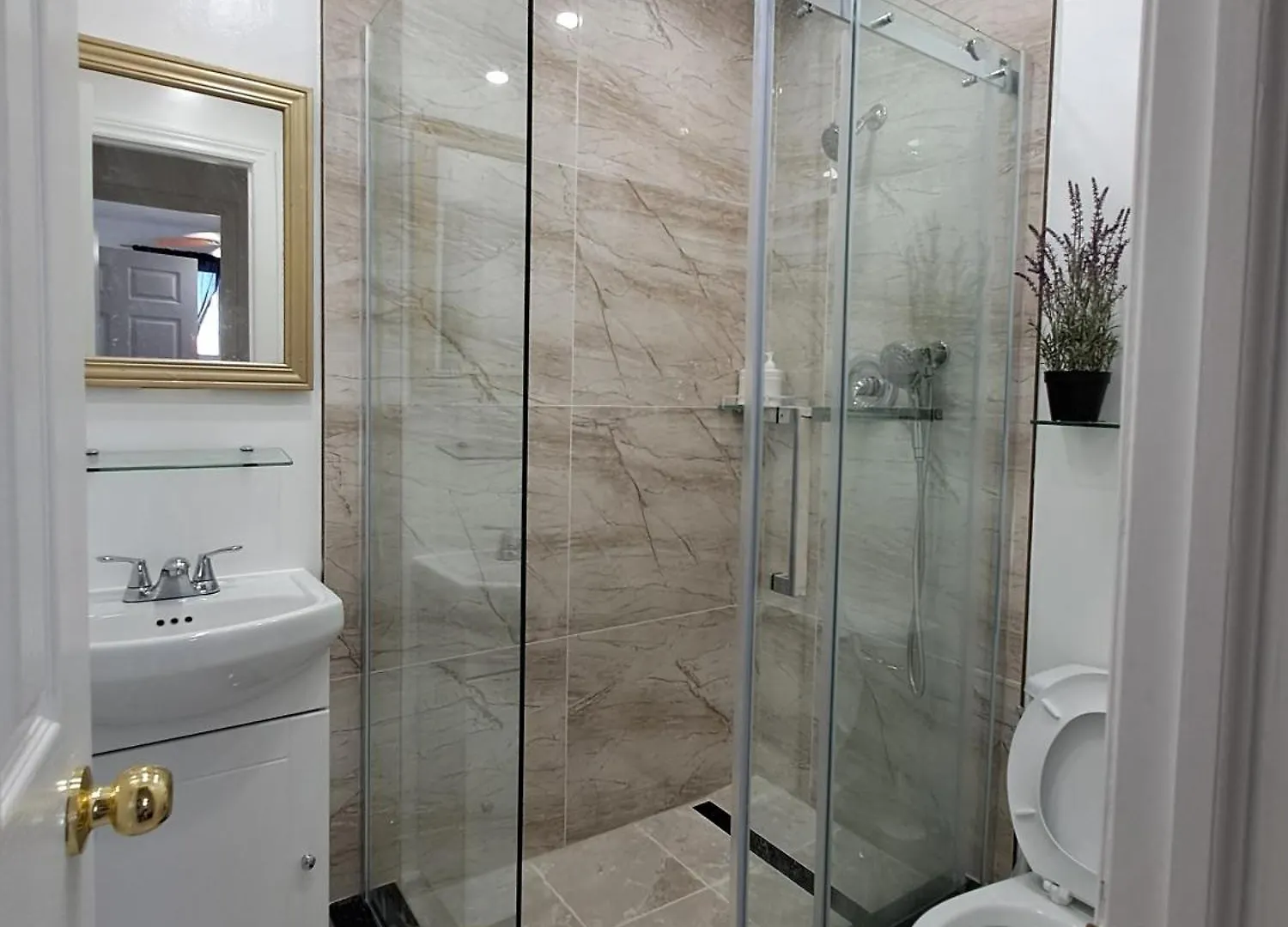 منزل للإقامة Lala-Near Pearson Airport-Mall-Free Parking ميسيسوجا كندا